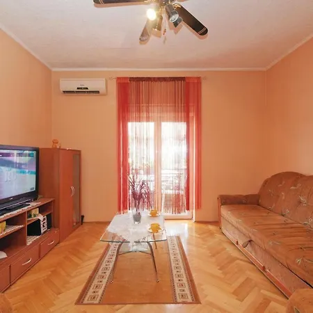 Three-bedroom In 公寓 *